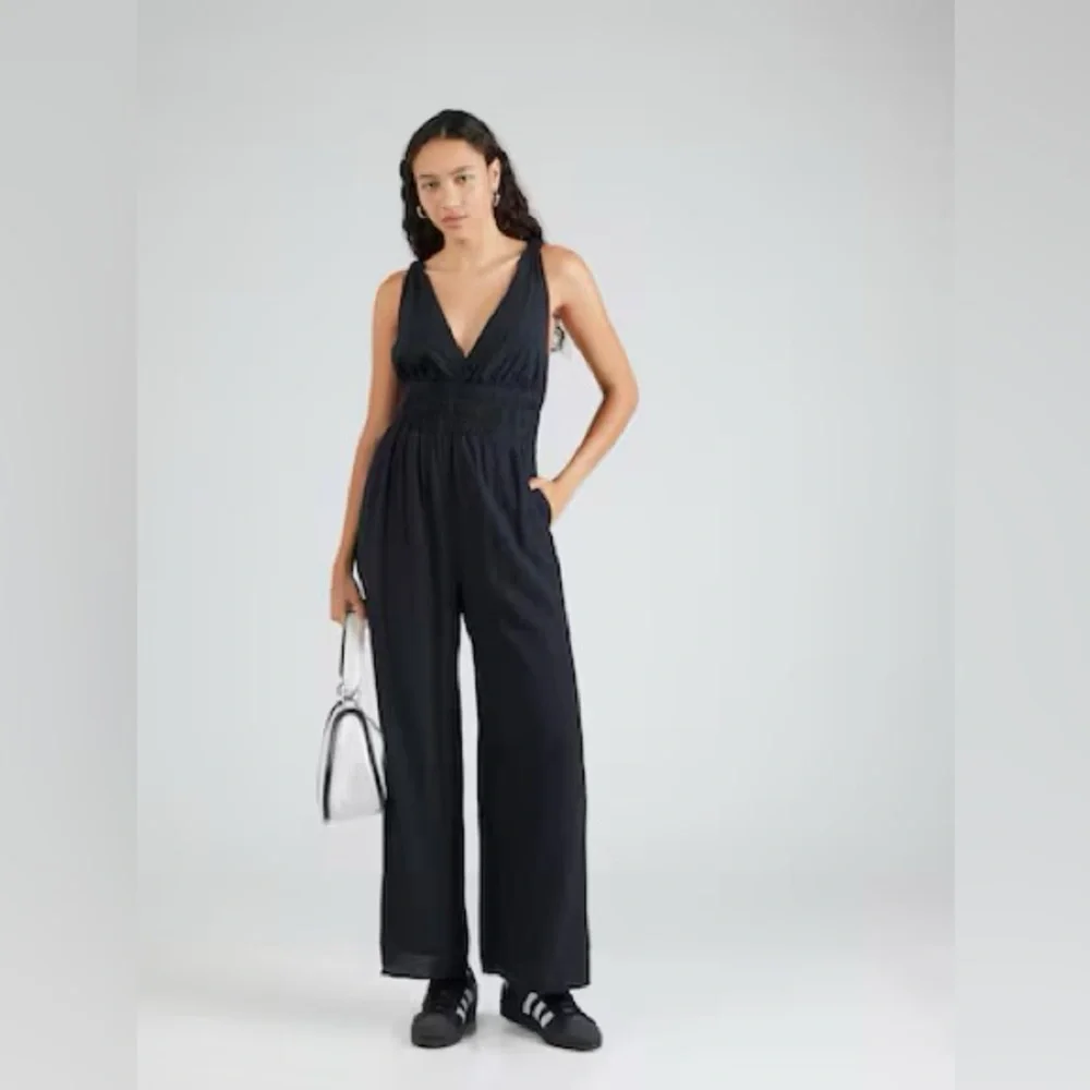 NWT Abercrombie & Fitch Open Back Black Jumpsuit - Picture 2 of 9